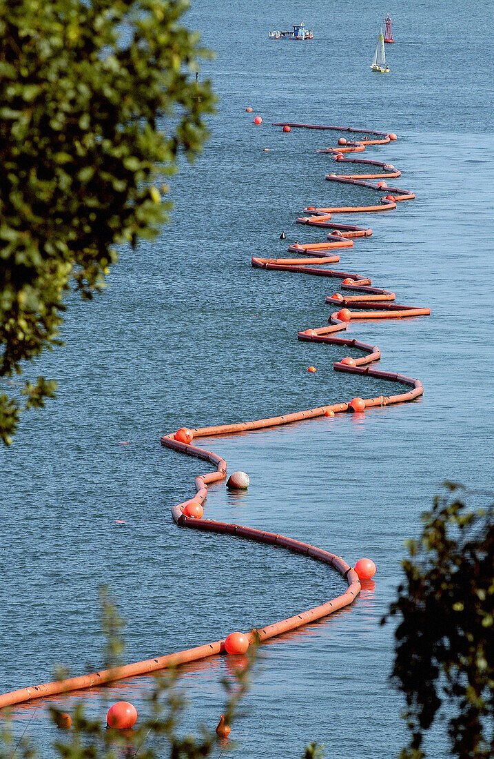 Schwimmende Barriere, um die Verschmutzung durch den von der Umweltkatastrophe des Tankers Prestige ausgelaufenen Kraftstoff zu stoppen. Bahía de Santander. Kantabrien. Spanien