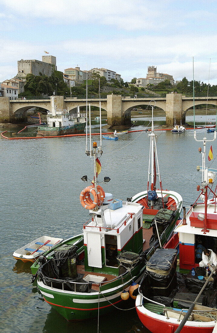 Ría de San Vicente. Fischereihafen. San Vicente de la Barquera. Kantabrien. Spanien