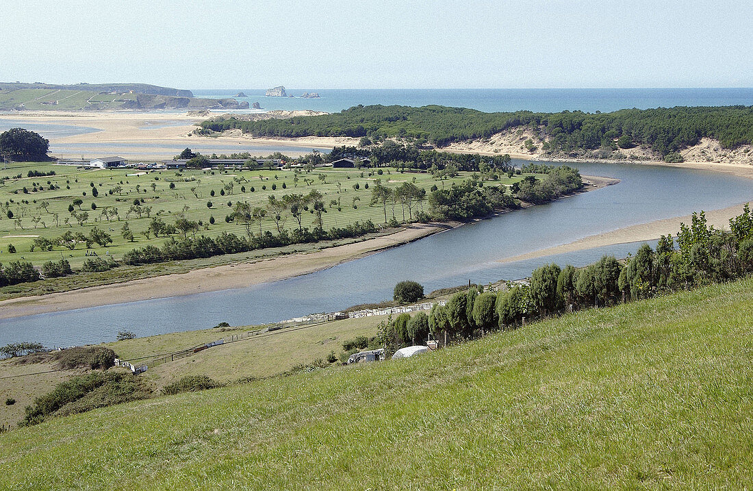 Flussmündung Pas. Ria de Mogro. Parque Natural Dunas de Liencres. Miengo. Kantabrien. Spanien