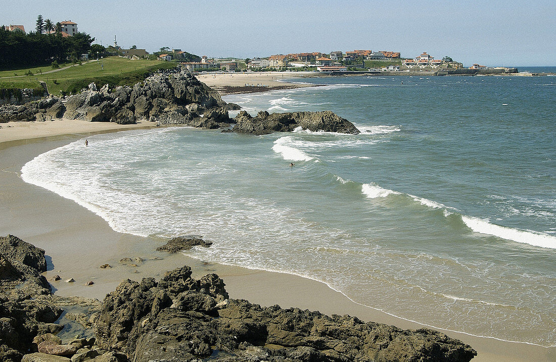 Strand. Punta de la Guerra im Hintergrund. Comillas. Kantabrien. Spanien