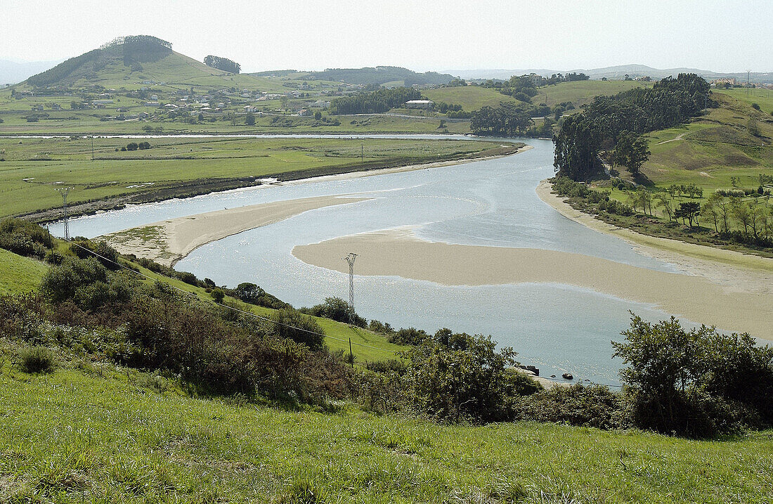 Flussmündung Pas. Ria de Mogro. Parque Natural Dunas de Liencres. Miengo. Kantabrien. Spanien