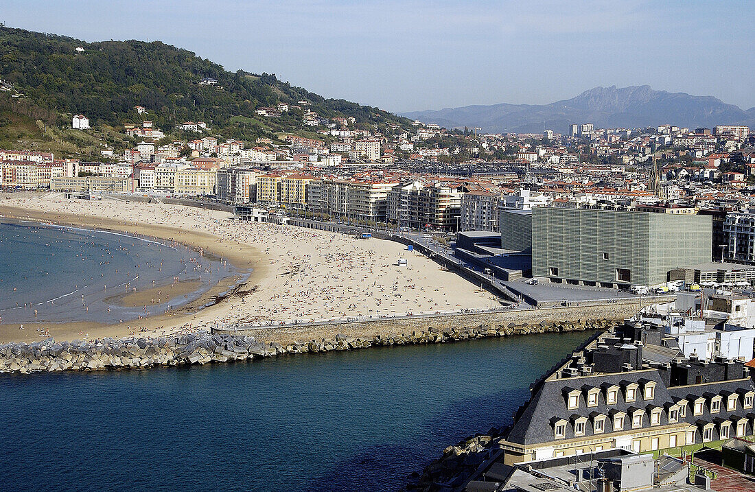 Kursaal und Playa de la Zurriola mit Peñas de Aya im Hintergrund. Blick vom Monte Urgull. San Sebastian (Donostia). Guipuzcoa. Baskenland. Spanien