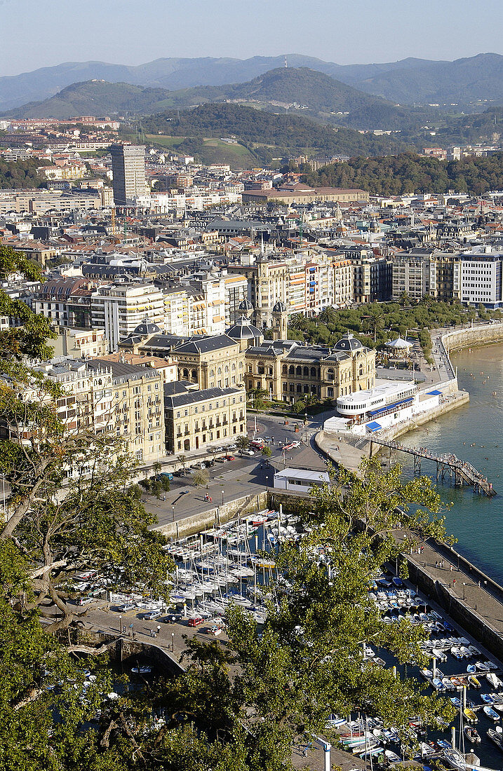 Hafen und Bahía de la Concha. Blick vom Monte Urgull. San Sebastian (Donostia). Guipuzcoa. Baskenland. Spanien