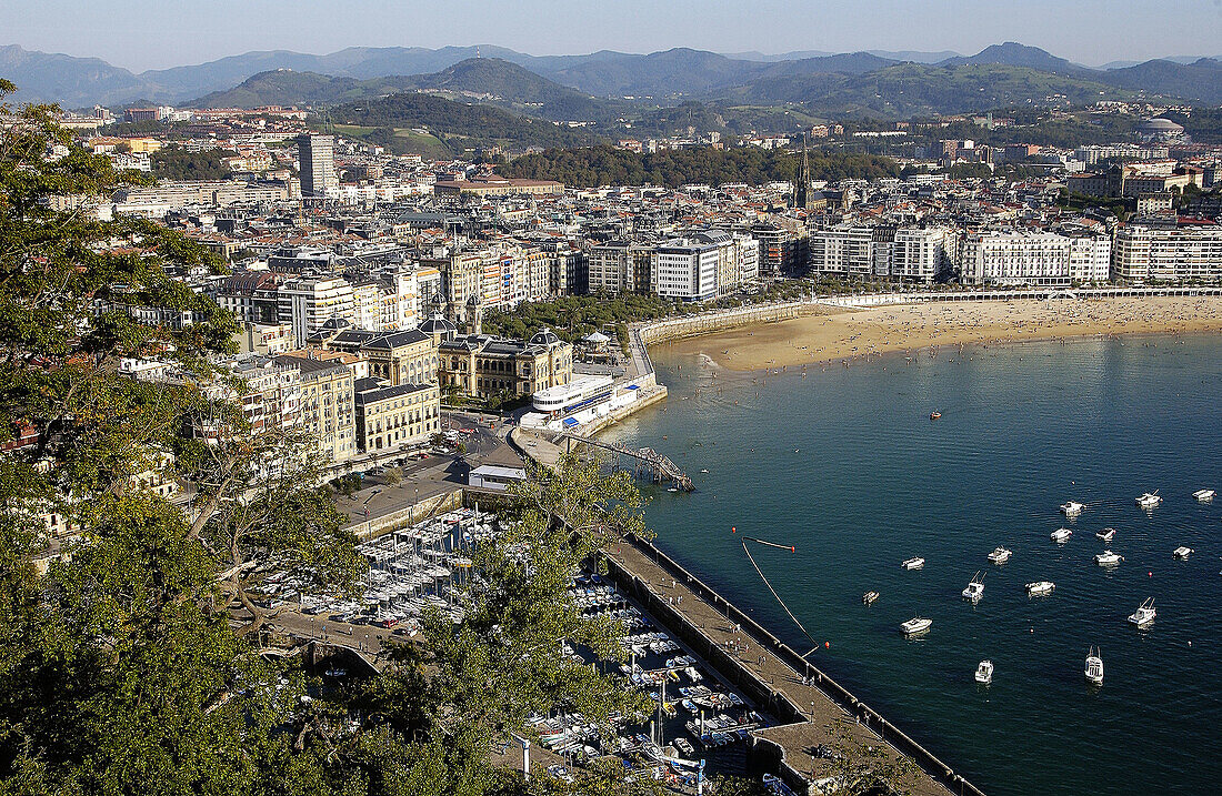 Hafen und Bahía de la Concha. Blick vom Monte Urgull. San Sebastian (Donostia). Guipuzcoa. Baskenland. Spanien