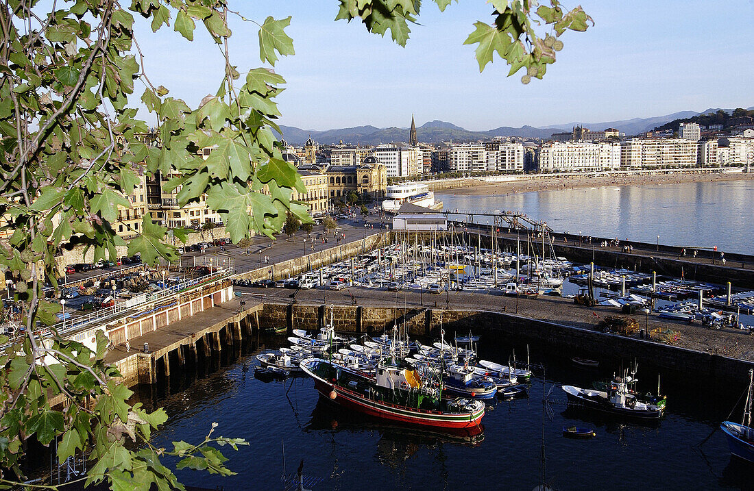 Hafen und Bahía de la Concha. Blick vom Monte Urgull. San Sebastian (Donostia). Guipuzcoa. Baskenland. Spanien