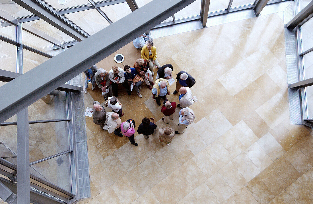 Besucher im Guggenheim-Museum (Gebäude von Frank O. Gehry). Bilbao. Biskaya. Baskenland. Spanien