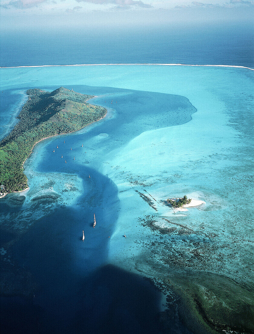 Aerial of Bora Bora island and lagoon. … – Bild kaufen – 70108125 ...