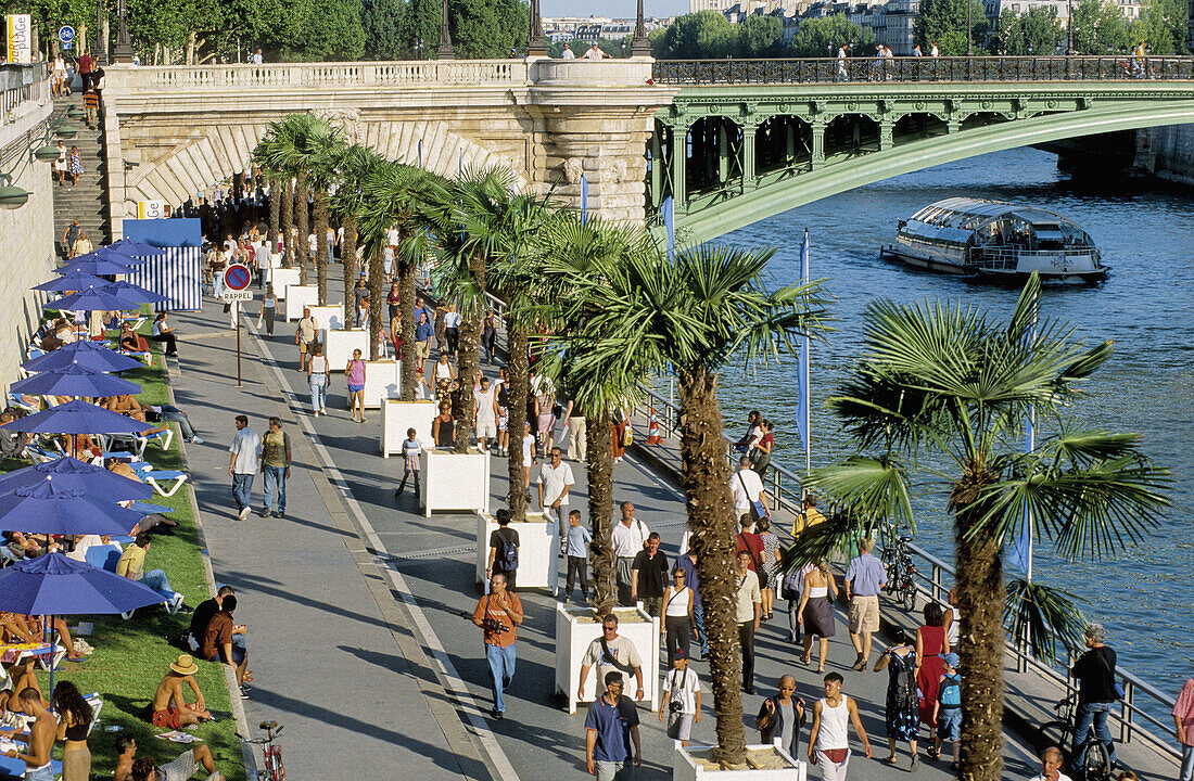 Paris-Plage Festival hold in August on the river Seine, expressway embankment closed to traffic. Sand beaches, palmes, cafes and games replace the cars. Paris. France.