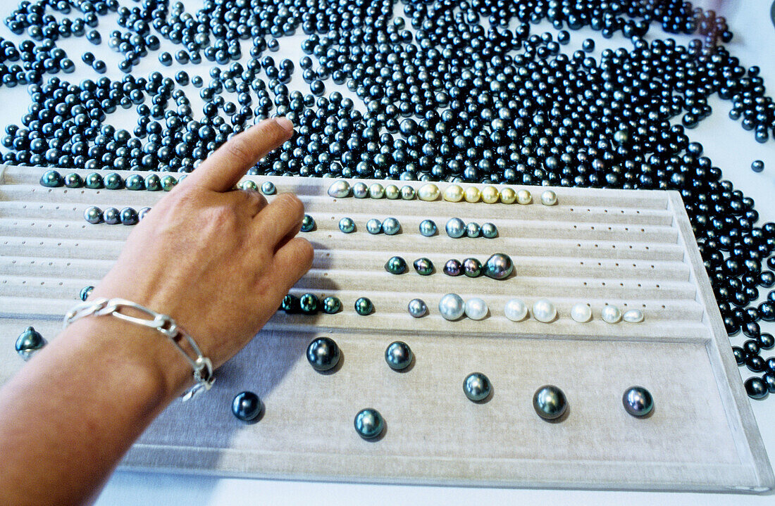 Robert Wan pearls, most important grower trader and black pearl jeweller. Gambier and Papeete. Tahiti. French Polynesia