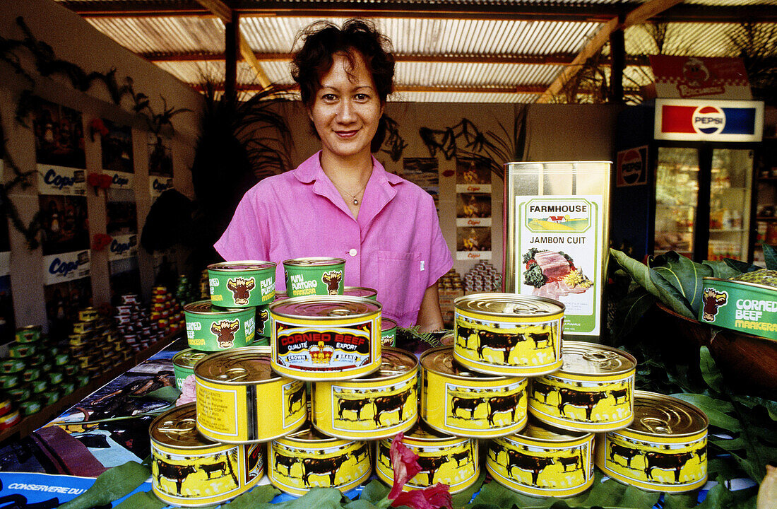 Selling punu pu a toro (corned beef) a delicatessen in Tahiti . Windward islands. Society archipelago. French Polynesia