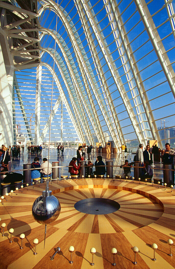 Foucaultsches Pendel im Museo de las Ciencias Príncipe Felipe, Stadt der Künste und Wissenschaften, von S. Calatrava. Valencia. Spanien