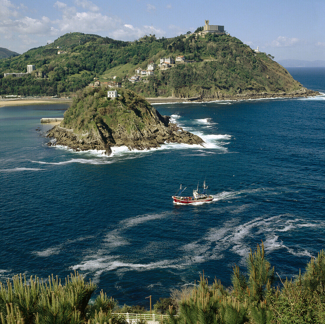 Bucht La Concha mit der Insel Santa Clara und dem Berg Igeldo im Hintergrund. San Sebastián. Guipúzcoa. Spanien