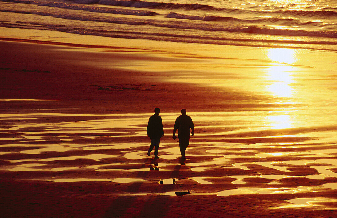 Pärchen am Strand bei Sonnenuntergang