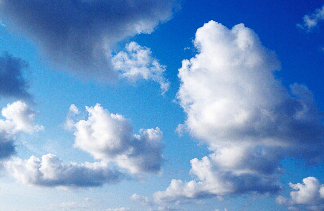 Ätherisch, Atmosphäre, Außen, Blau, Blauer Himmel, Endlos, Farbe, Fliegen, Flucht, Flüchtig, Glatt, Himmel, Hintergrund, Hintergründe, Horizontal, Landschaft, Landschaften, Licht, Luft, Natur, Raum, Ruhe, ruhig, sich Entspannen, Tageszeit, Traum, Unbegre