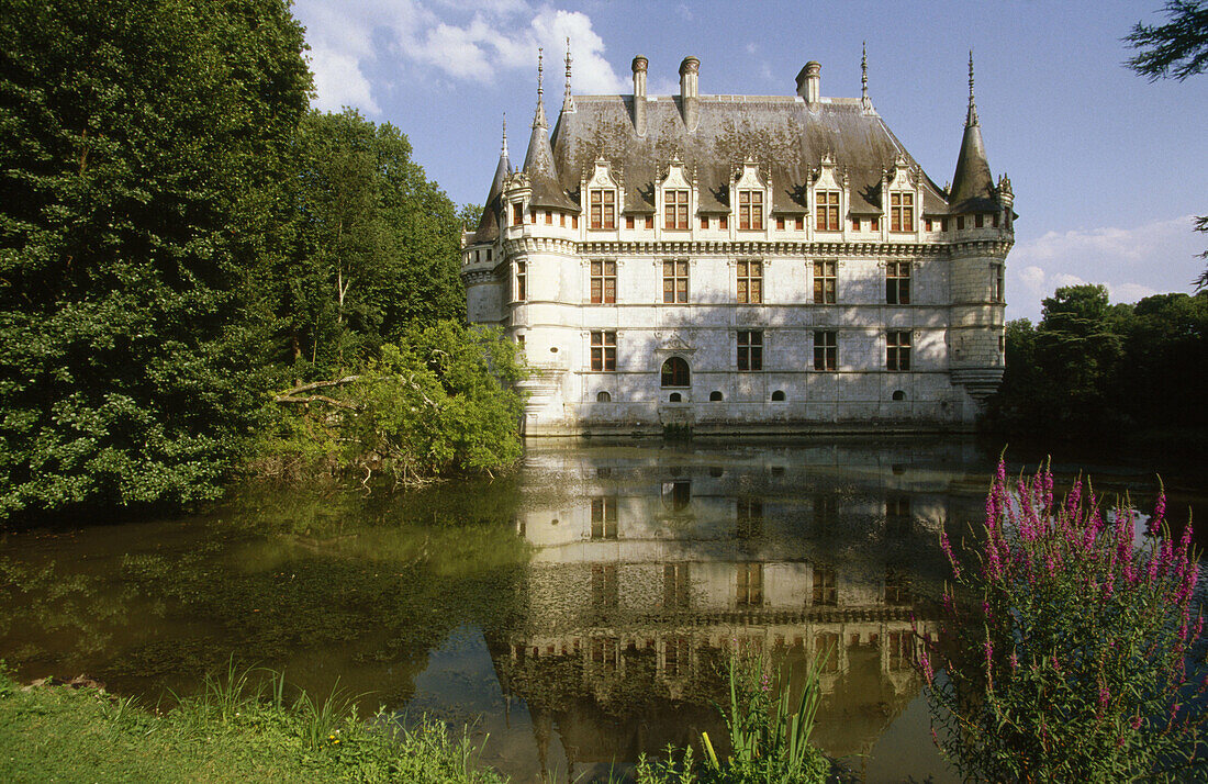 Schloss Azay-le-Rideau (1518-29) und Fluss Indre. Loire-Tal. Frankreich