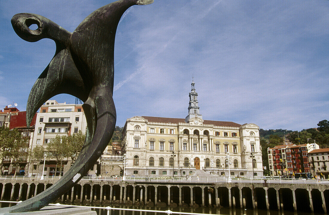 Skulptur von Vicente Vázquez Canónico, im Hintergrund das Rathaus. Muelle de Uribitarte. Bilbao. Spanien