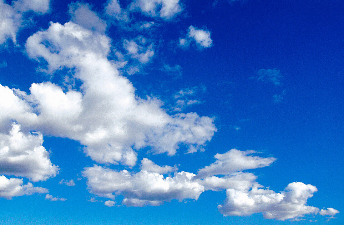  Atmosphäre, Außen, Blau, Farbe, Himmel, Hintergrund, Hintergründe, Horizontal, Landschaft, Landschaften, Leicht, Natur, Tageszeit, Wolke, Wolken, B20-184858, agefotostock 