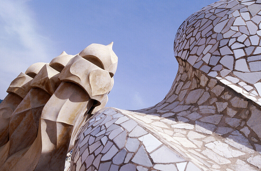 Detail der Schornsteine auf der Dachterrasse des Hauses Milà (auch bekannt als La Pedrera 1906-1912 von Gaudí). Barcelona. Spanien