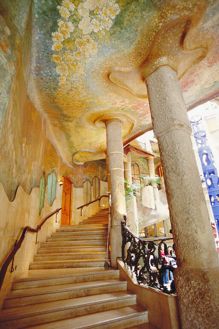 Haupttreppe des Hauses Milà (auch bekannt als La Pedrera 1906-1912 von Gaudí). Barcelona. Spanien