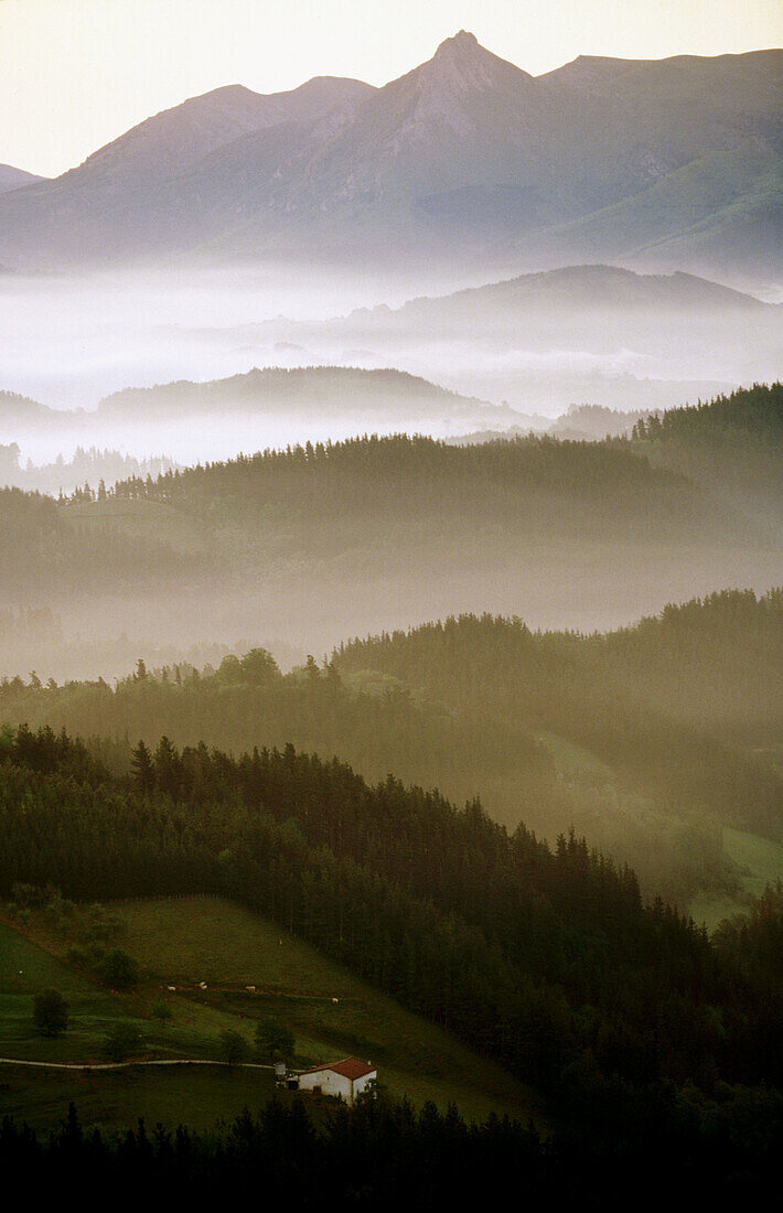 Das Goierri-Tal und der Berg Txindoki. Guipúzcoa. Spanien