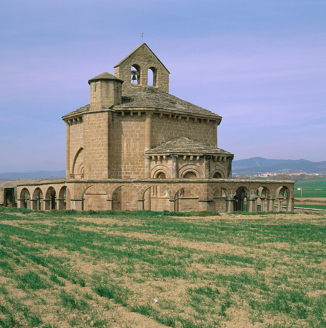 Romanische Kirche Santa María de Eunate, 12. Jahrhundert. Weg nach Santiago, Navarra. Spanien