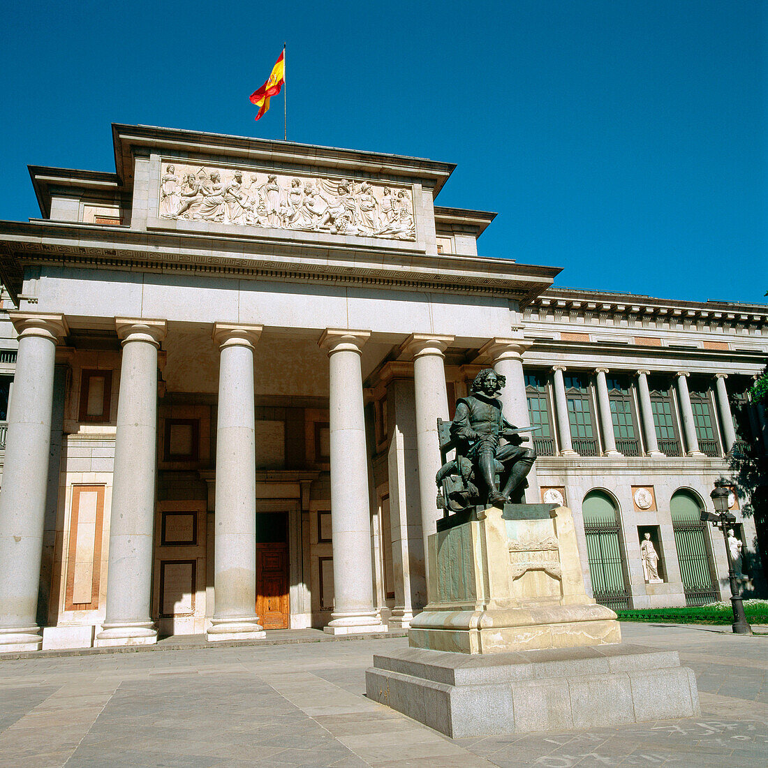 Statue des Malers Diego Velazquez vor dem Prado-Museum. Madrid