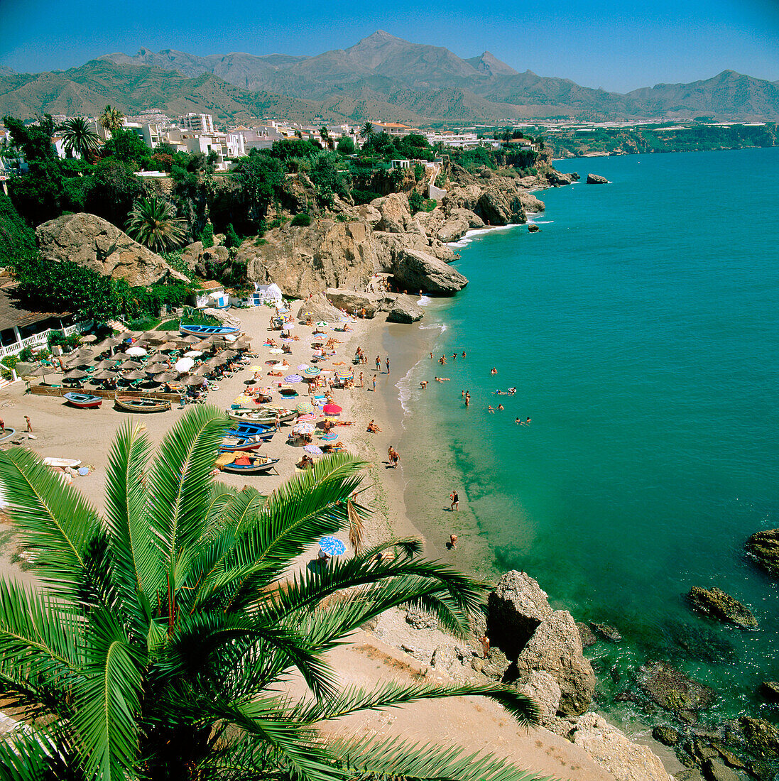 Der Strand vom Balcón de Europa. Nerja. Spanien