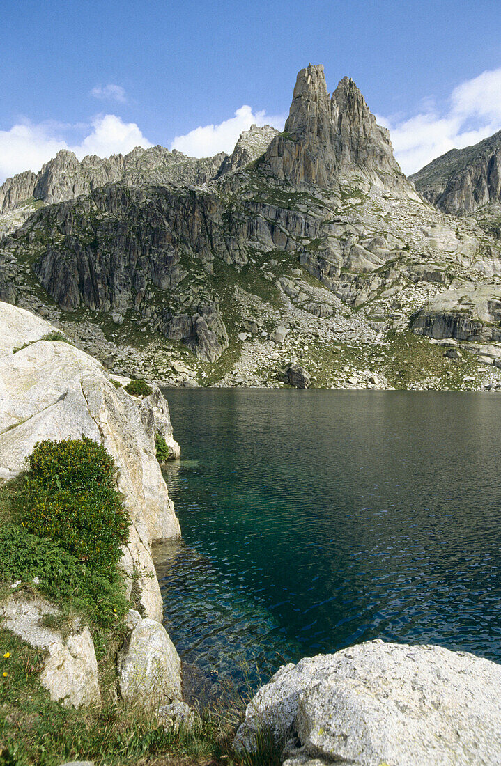 Estany Gran & Agulles d Amitges. Nationalpark Aigües Tortes. Provinz Lleida. Katalonien. Spanien