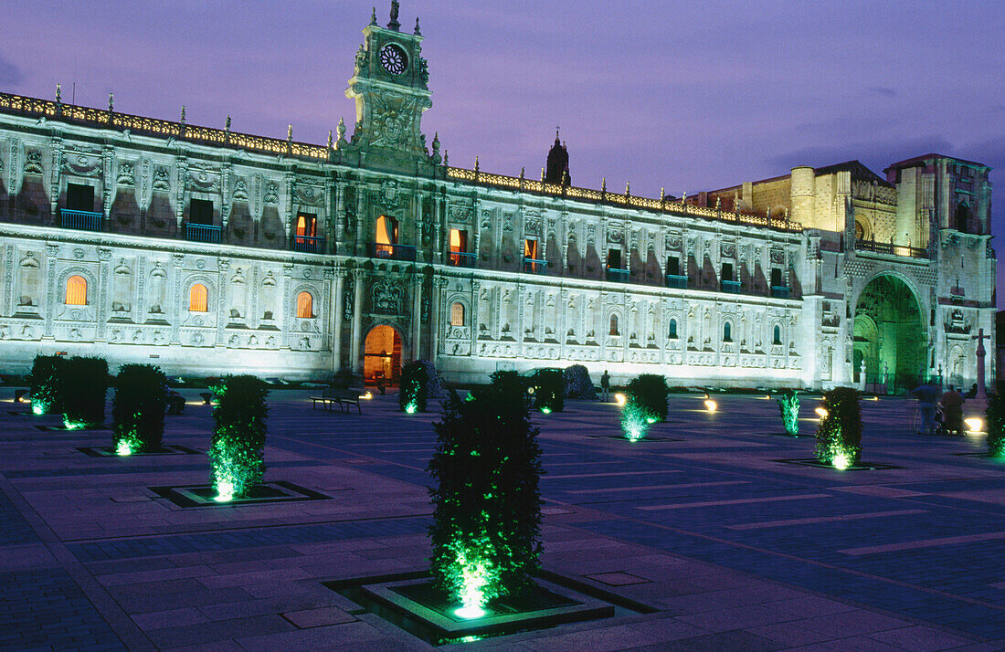 Parador Nacional (ehemaliges Krankenhaus-Kloster San Marcos) am San Marcos-Platz. León. Spanien