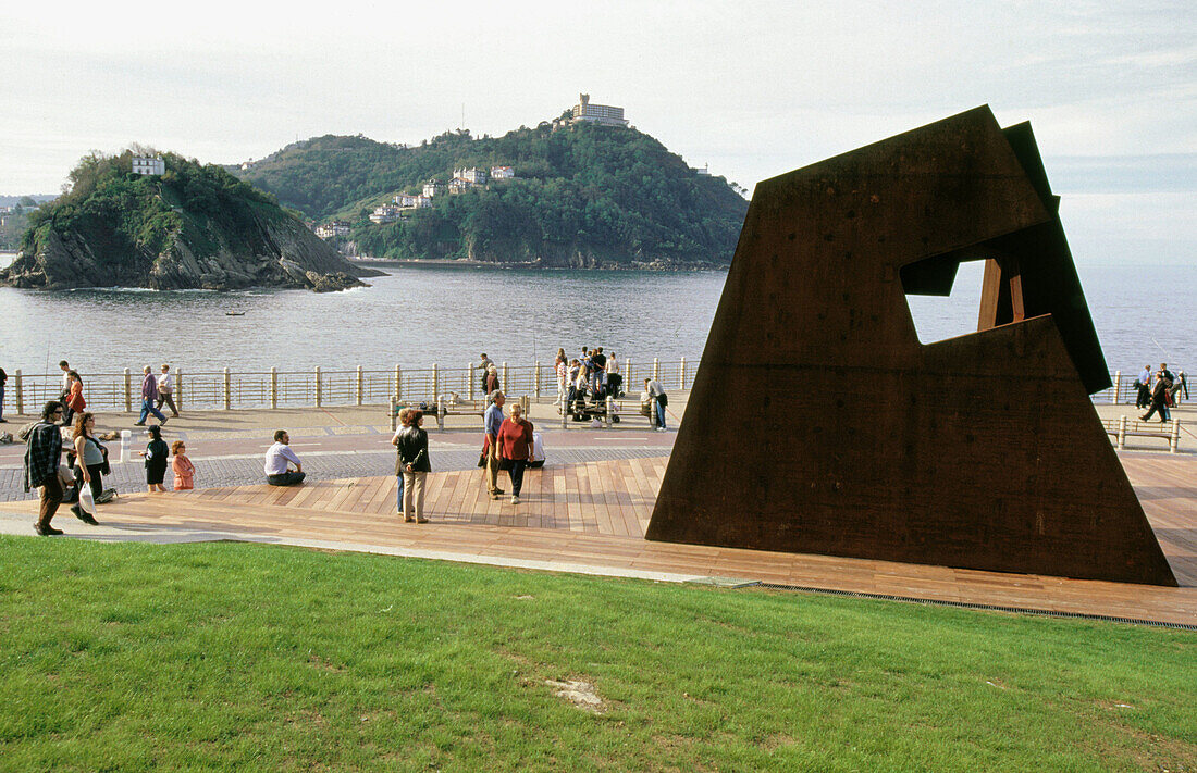 Skulptur von Jorge Oteiza auf dem Paseo Nuevo (Strandpromenade). San Sebastián. Euskadi. Spanien