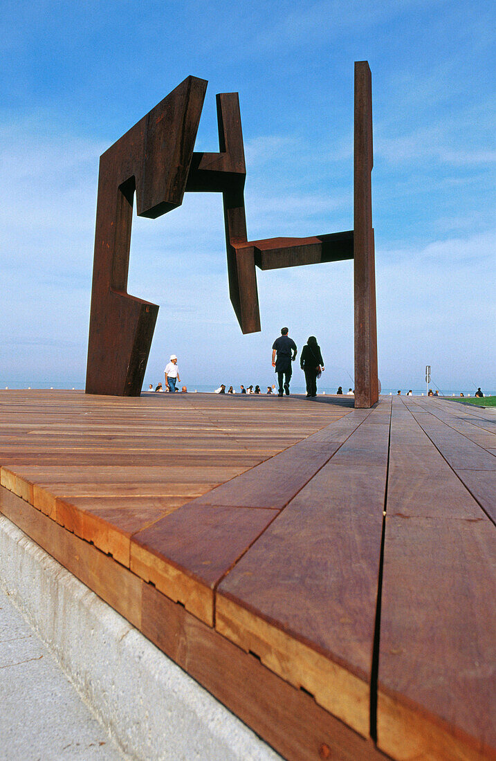 Skulptur von Jorge Oteiza auf dem Paseo Nuevo (Strandpromenade). San Sebastián. Euskadi. Spanien