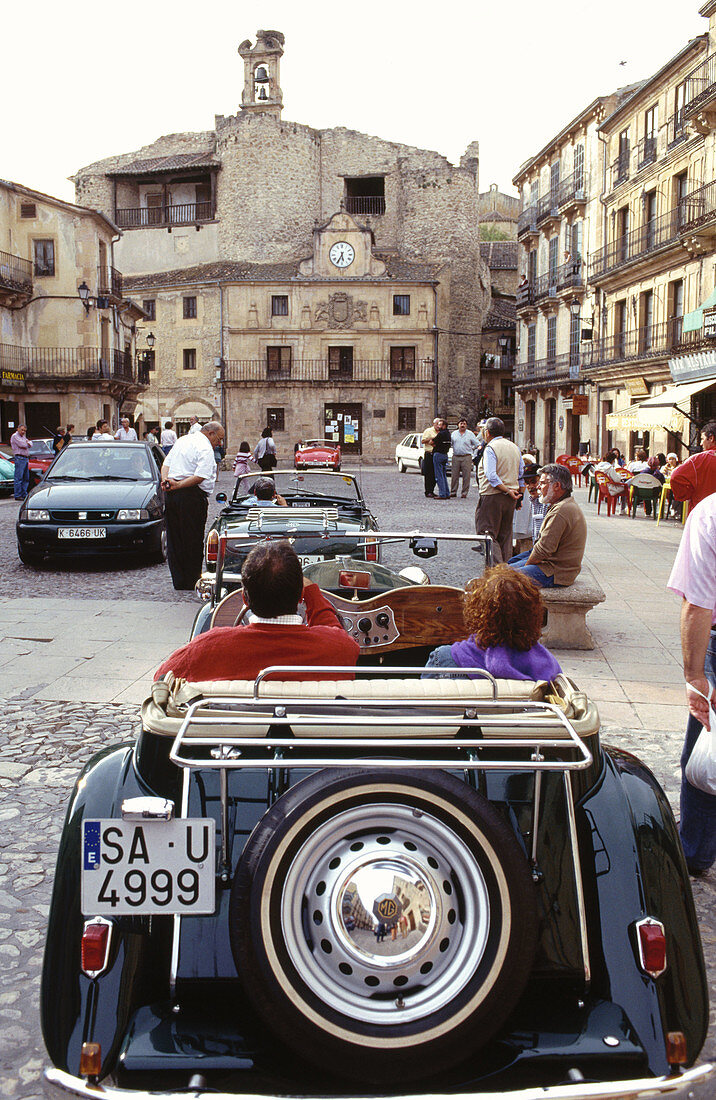 Alte Autos auf einem Platz in Castilla Leon. Spanien