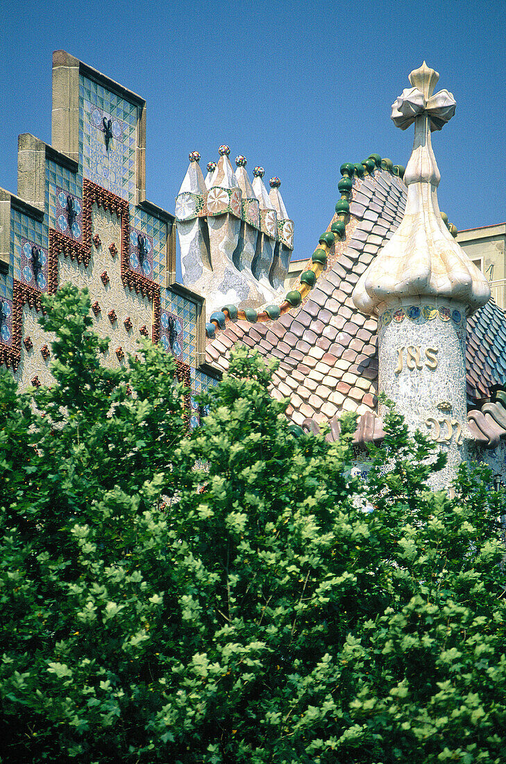 Detail of facades at the Manzana de la Discordia (Block of Discord): Amatller House -left- by Puig i Cadafalch and Batlló House -right- by Gaudí, both in Art Nouveau style. Barcelona. Spain
