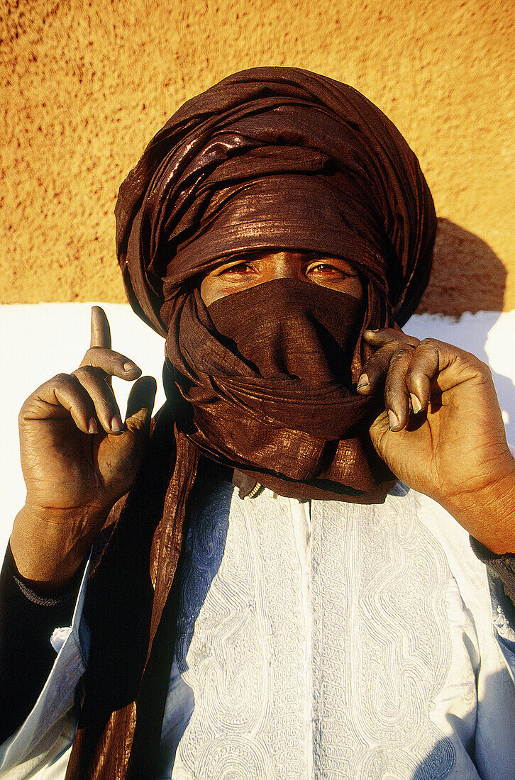 Tuareg wearing a indigo veil (chech) in Tamanrasset. South Sahara. Algeria