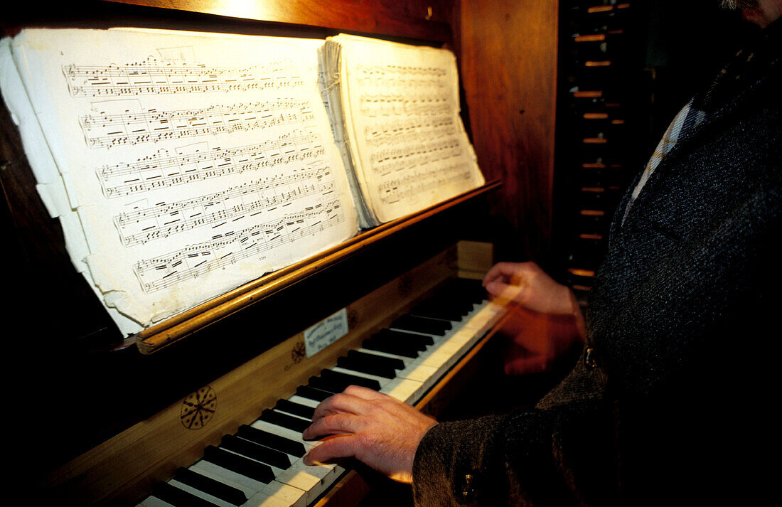 Playing organ
