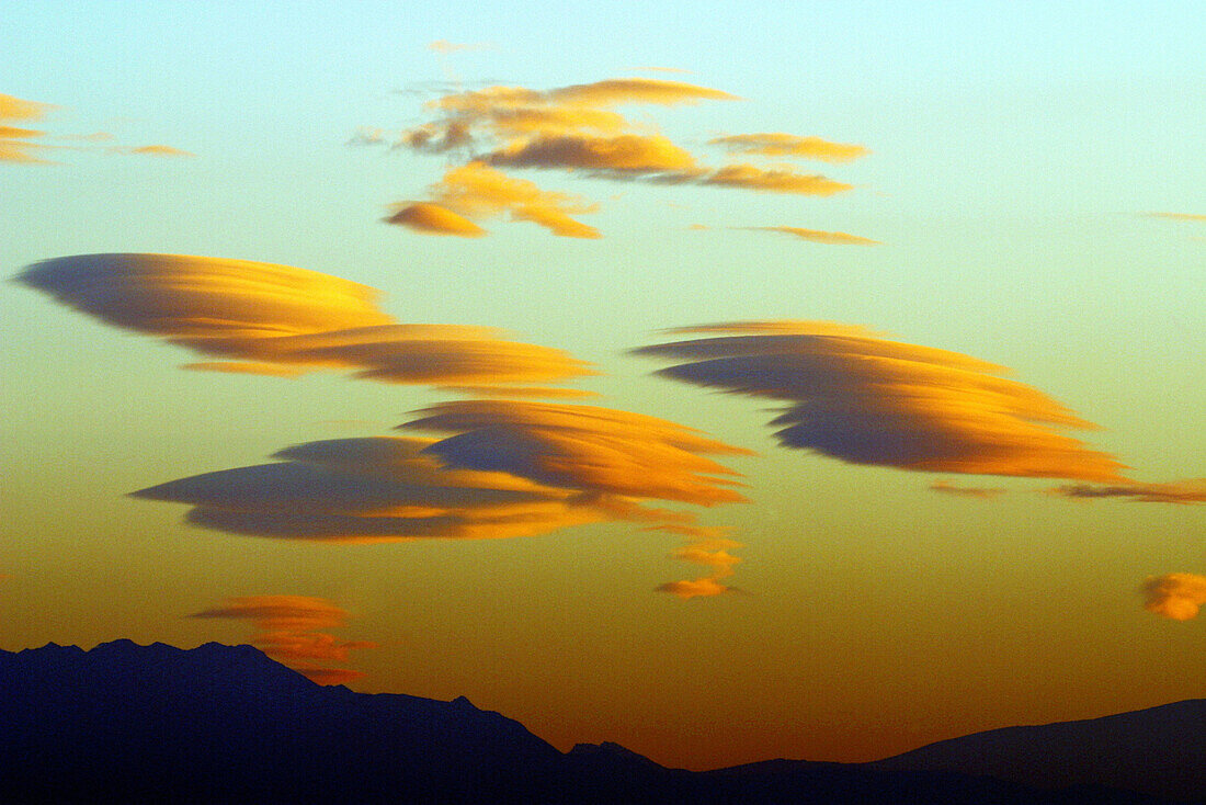  Aussen, Außen, Berg, Berge, Bewegung, Farbe, Flüchtig, Himmel, Horizontal, Konzept, Konzepte, Landschaft, Landschaften, Natur, Silhouette, Silhouetten, Tageszeit, Wolke, Wolken, B33-226005, agefotostock 