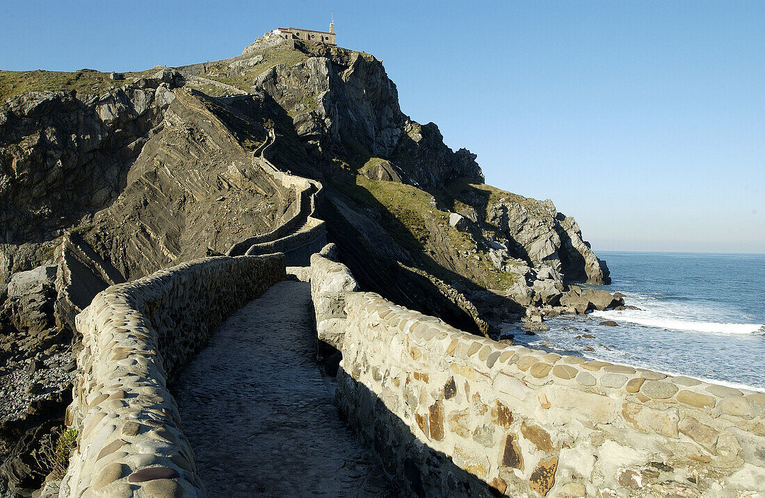 Straße am Hang zur Kapelle San Juan de Gaztelugatxe. Biskaya. Spanien