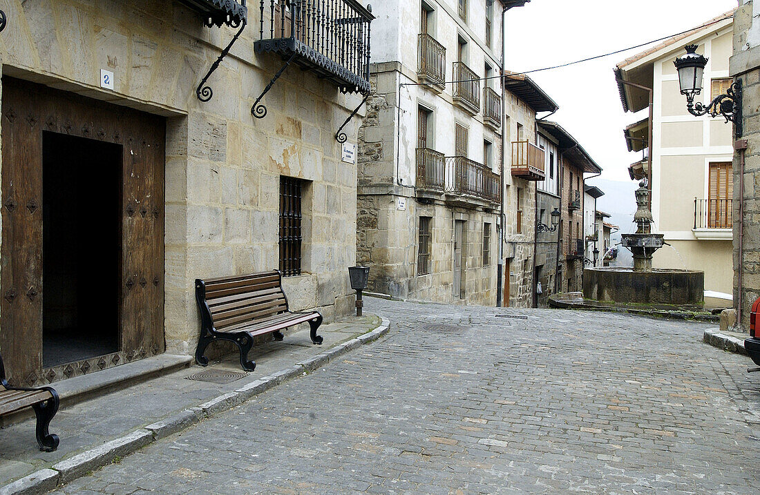 Rathaus und Straßen. Salinas de Leniz, Leintz Gatzaga. Guipúzcoa. Spanien