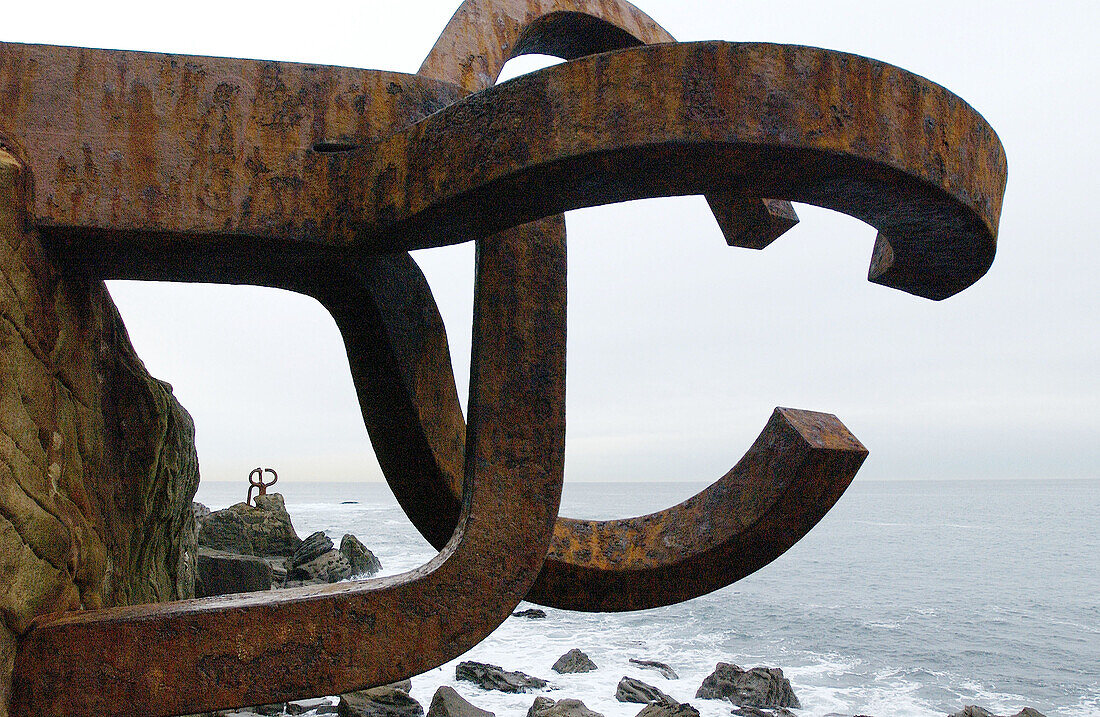 Peine de los vientos, Skulptur von Eduardo Chillida. San Sebastian. Spanien