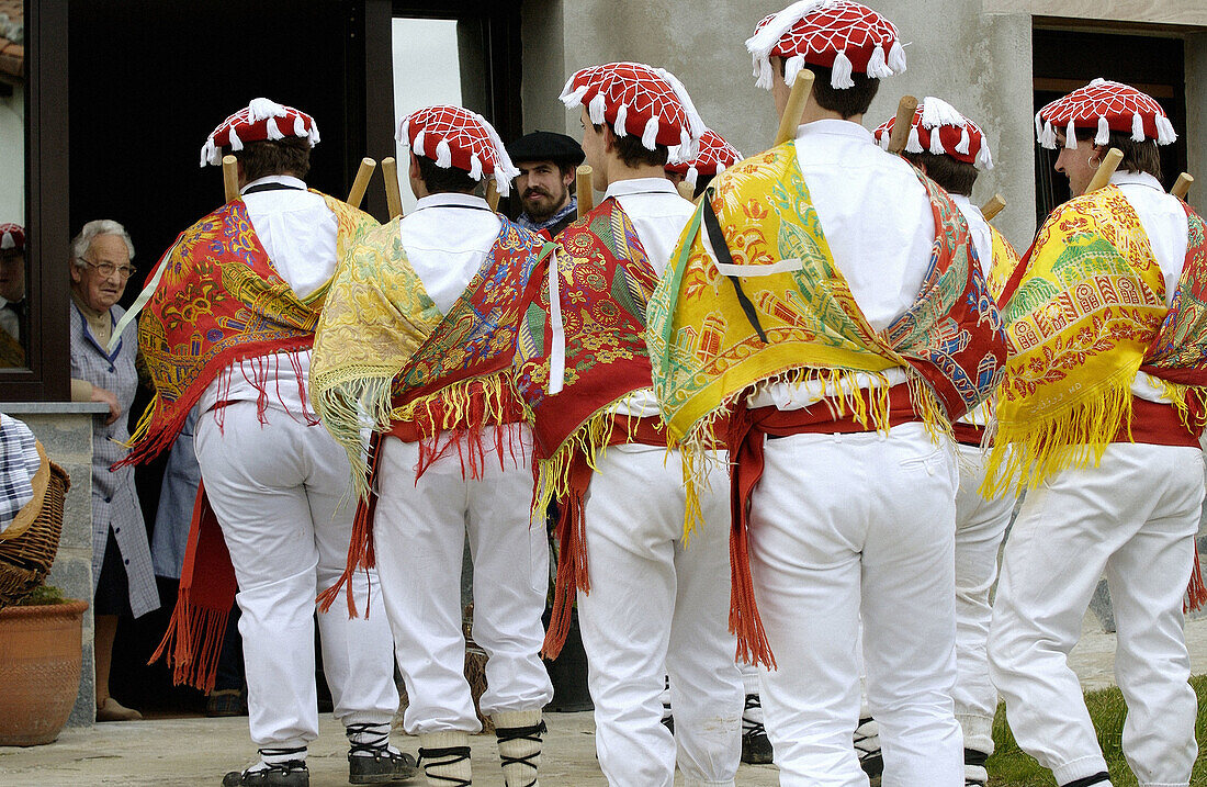 Txantxos (Tänzerinnen) bei Makil-Dantza (Folkloretanz, der während des Karnevals in jedem Bauernhaus aufgeführt wird). Abaltzisketa. Guipúzcoa, Euskadi. Spanien