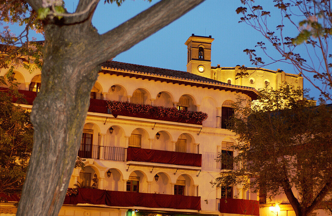 Hauptplatz und Kirche (aus dem 16. Jahrhundert) im Hintergrund. Osuna. Provinz Sevilla. Spanien