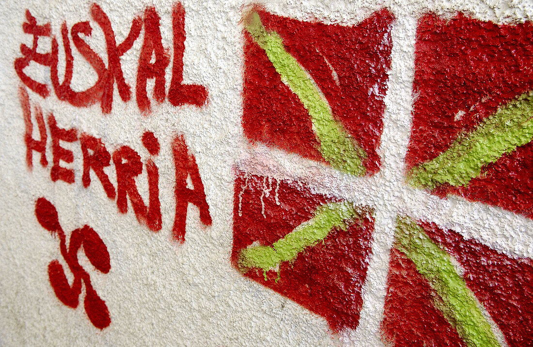 Ikurriña (Flagge von Euskal Herria) und Lauburu (baskisches Symbol) Graffiti. Gipuzkoa. Euskadi. Spanien.