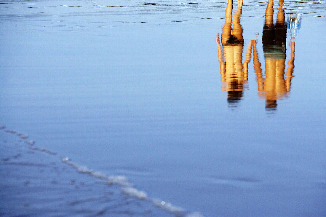 Pärchen am Strand, Hendaye. Aquitanien, Frankreich