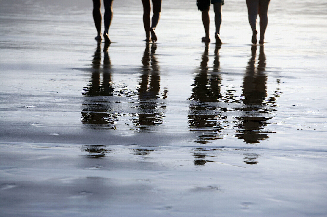 Menschen am Strand, Hendaye. Aquitanien, Frankreich