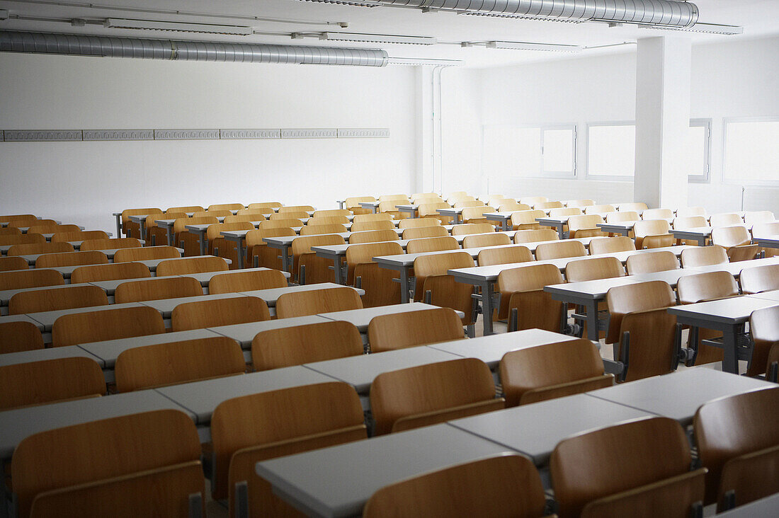 Klassenzimmer. Escuela Universitaria Politecnica, UPV (Universidad del Pais Vasco), Campus de Gipuzkoa. San Sebastián, Euskadi, Spanien