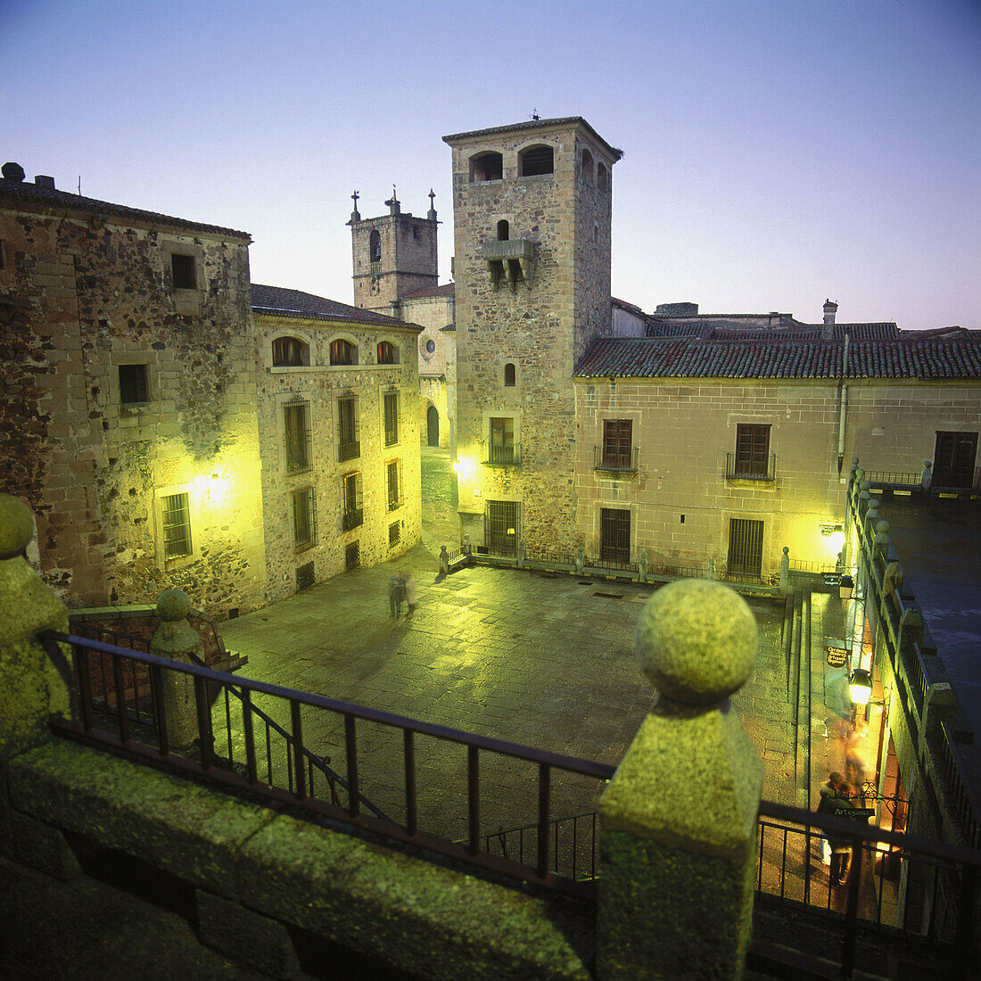 Palacio de los Golfines de Abajo (rechts), Casa de la Becerra (links) und Konkathedrale von Santa Maria im Hintergrund. Cáceres. Spanien.