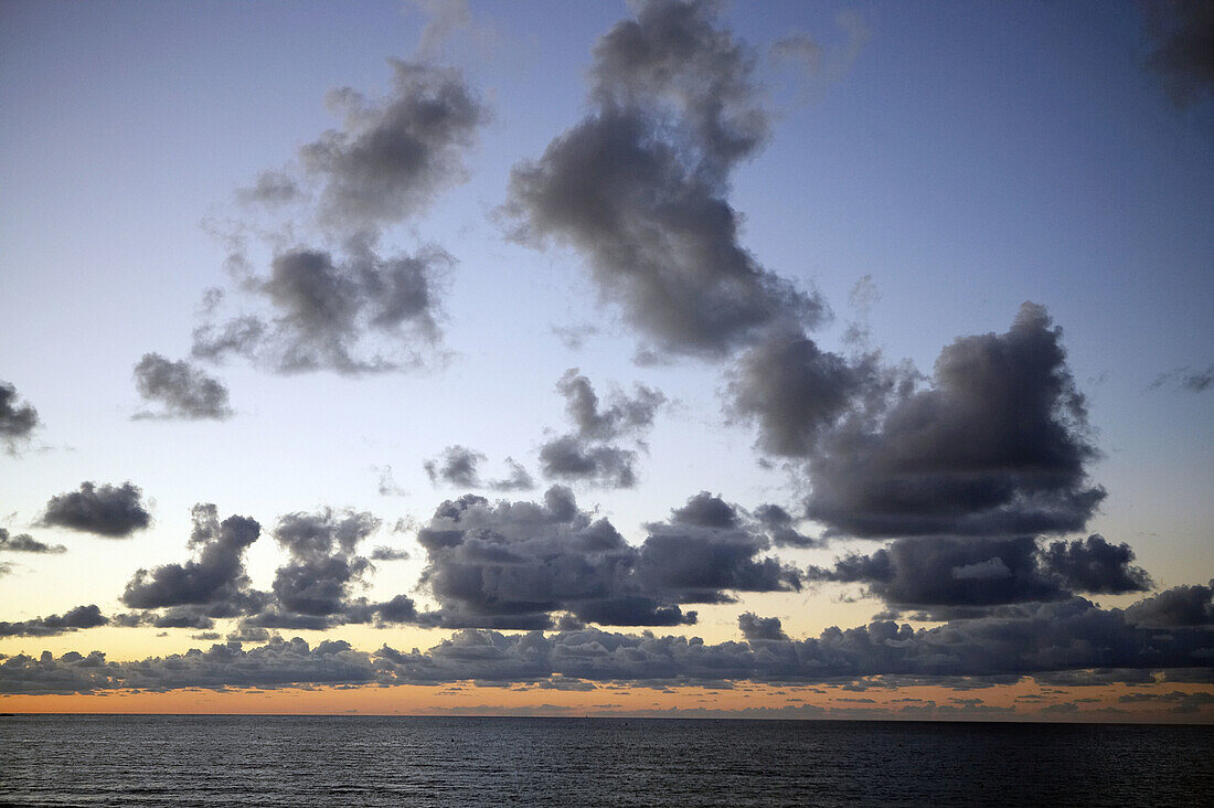 Abendliche Wolken. Strand von Hendaye. Aquitanien. Frankreich.