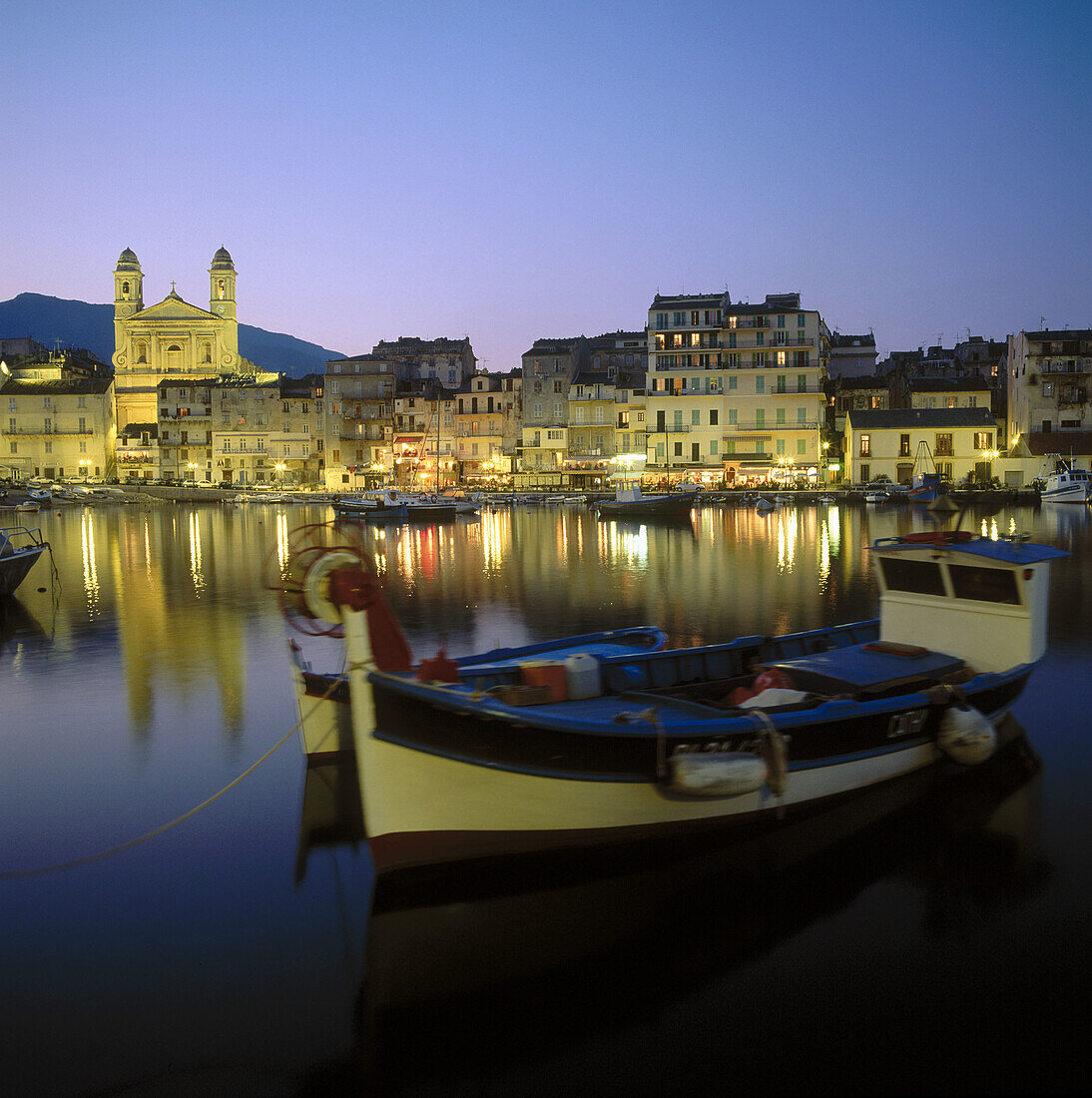 Alter Hafen und St-Jean-Baptiste (links). Bastia, Insel Korsika. Frankreich