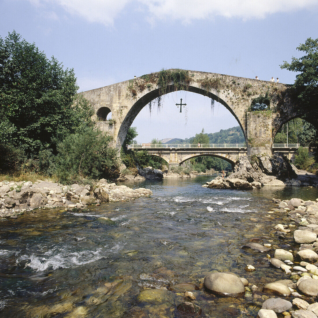 Puente Romano über den Fluss Sella. Cangas de Onís. Spanien