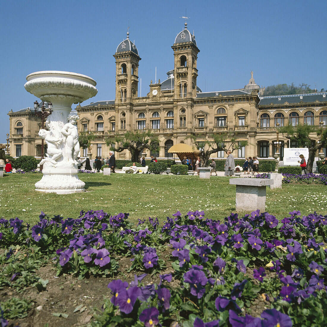 Rathaus und Alderdi-Eder-Park. San Sebastián-Donostia. Guipúzcoa. Euskadi. Spanien